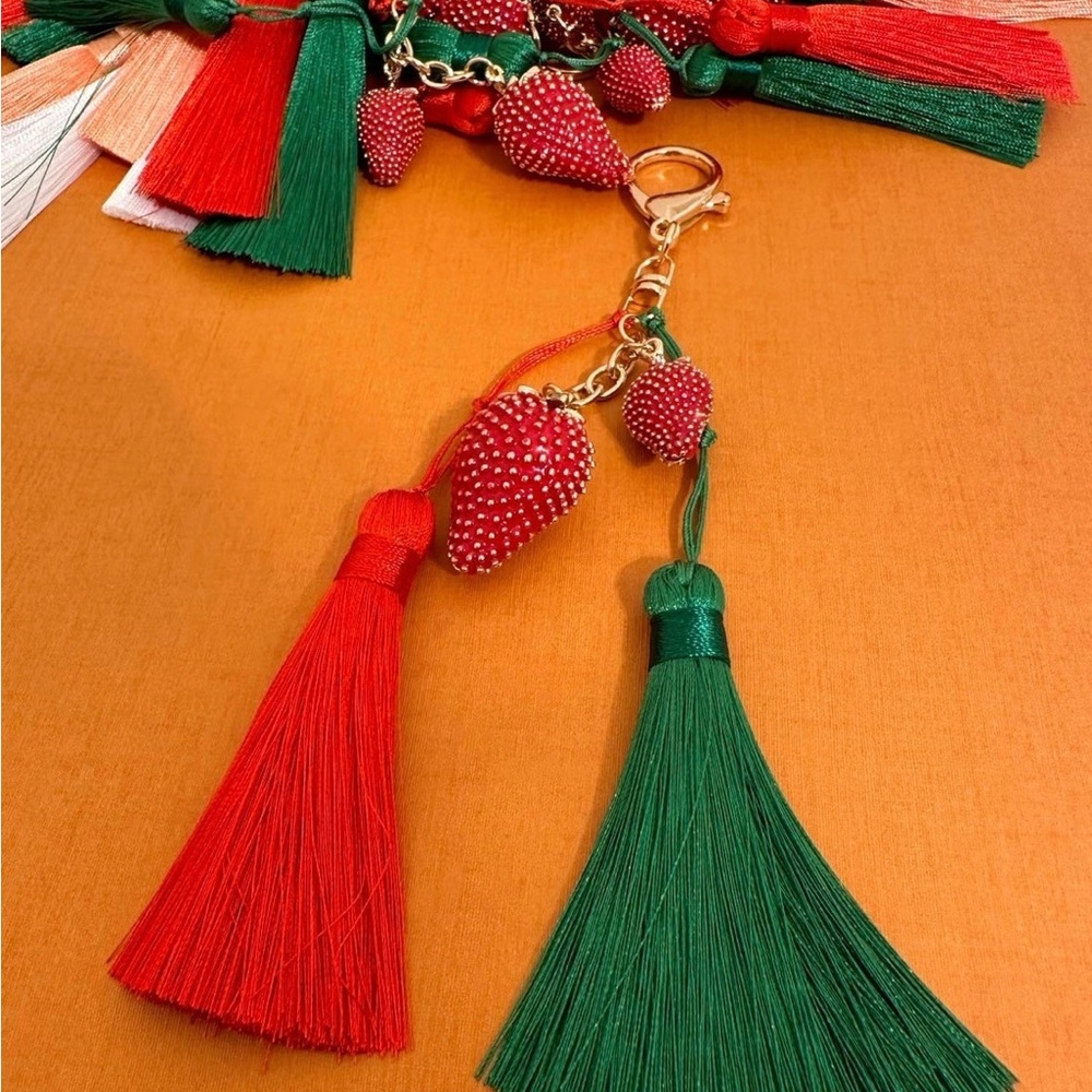 ❤️❤️❤️NEW Strawberry tassel purse keyfob/accessory❤️❤️❤️ - Picture 3 of 5